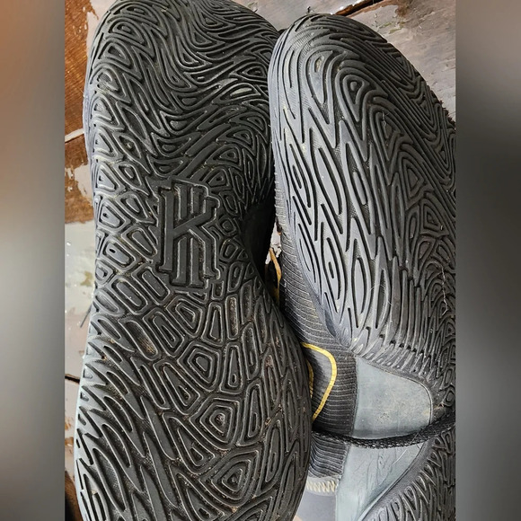 👟 Nike Kyrie Flytrap 4 Black Metallic Gold size 8.5 - Picture 8 of 10